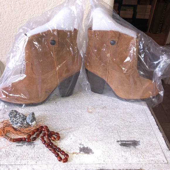 Vince Camuto - Picture 4 of 4